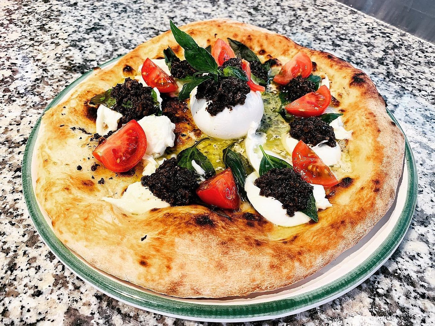 Pizza burrata et tapenade artisanale